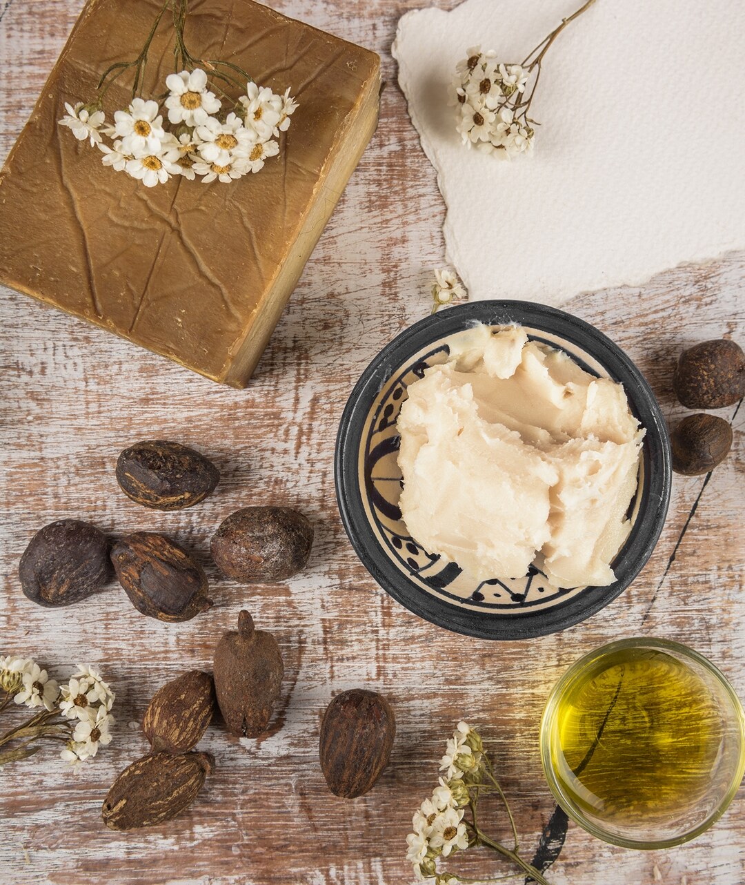 Pflanzenbutter, Öl, Kräuter und handgemachte Seife